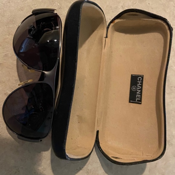 CHANEL Aviator Sunglasses (AUTHENTIC) main image 6